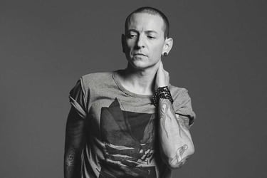“Hay algo dentro de mí que me empuja debajo de la superficie”: Chester Bennington y la historia de depresión tras Crawling de Linkin Park