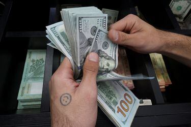 El dólar bajó en medio del avance del acuerdo sobre techo de la deuda en Estados Unidos y alza del cobre