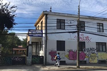 Casa Portales, ubicada en calle Portales 561 en Temuco, tiene una superficie de 1.330 metros cuadrados, y 739,16 metros cuadrados construidos, y su ubicación es preferencial: está localizado en el centro de la ciudad de Temuco.
