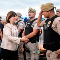 Gobierno argentino presenta nuevo reglamento para uso de armas de fuego de las fuerzas federales en medio de crisis narco en Rosario
