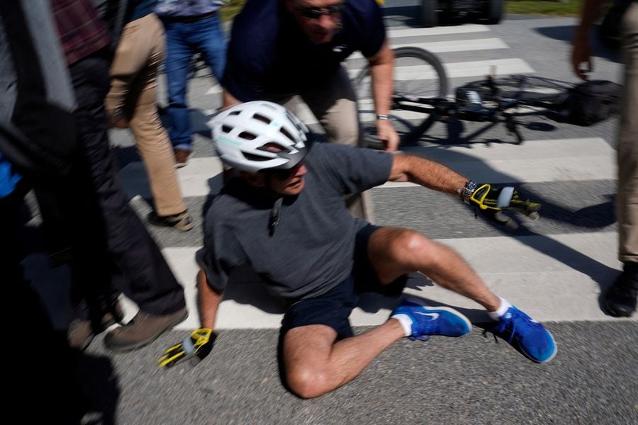 Presidente de Estados Unidos, Joe Biden, se cae de su bicicleta durante paseo