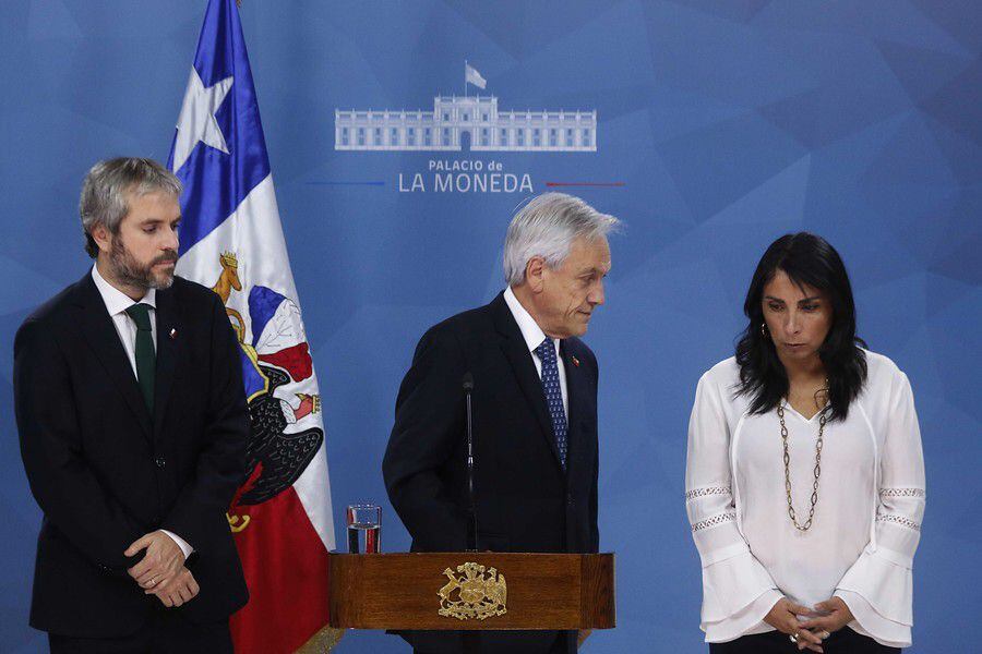 El presidente de la Republica, Sebastian Piñera, habla en la moneda. Gonzalo Blumel, el ministro del Interior y Seguridad Publica y Karla Rubilar, la ministra Secretaria General de Gobierno, acompañan al presidente.