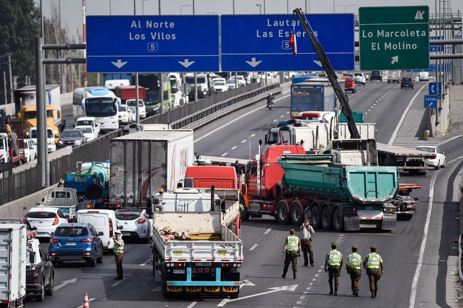 Manifestación de camioneros en el sector de Autopista Central y Américo Vespucio en la mañana.