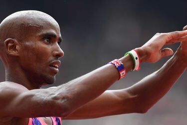 Britain's Mo Farah celebrates on the track after winning the men's 30