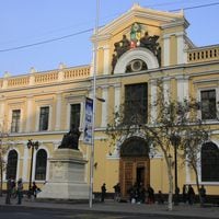 De la calle a tu biblioteca: Universidad de Chile regalará libros en su Casa Central