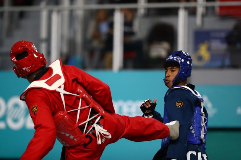 Chile contra Brasil en Taekwondo  masculino Kyorugi por equipo durante los Juegos Panamericanos 2023.