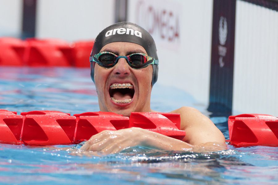 Alberto Abarza grita su plata en 50 metros espalda, la tercera presea que ganó en Tokio 2020. Antes, obtuvo oro y otra plata. Inolvidable pasada por Japón para la leyenda chilena.