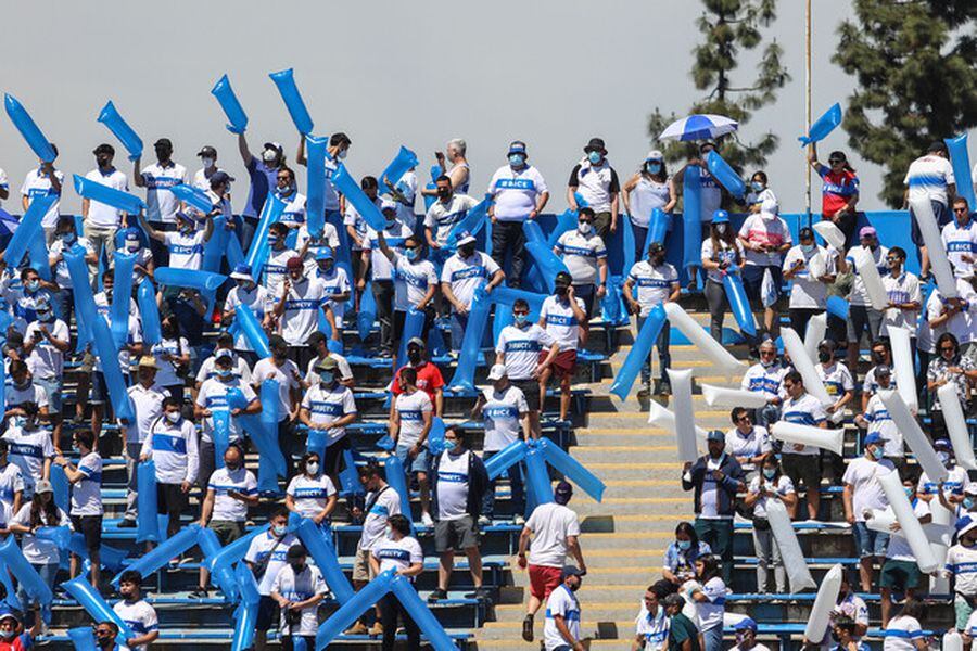 Los cruzados en San Carlos de Apoquindo, cantando en contra de la U. FOTO: AGENCIA UNO.