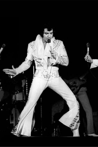 Piernas temblorosas: el origen del baile de Elvis - La Tercera