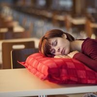Científicos descubren la razón de por qué muchas personas tienen sueño en el día pese a dormir bien