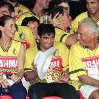 “En este momento quisiera sentirme brasileiro”: el día en que Maradona brilló junto a Edmundo en el Sambódromo de Río de Janeiro