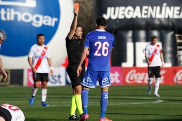 Álvaro Brun es expulsado por Felipe González en el duelo entre Curicó Unido y Universidad de Chile.