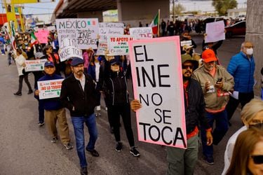 Oposición marcha contra reforma electoral en México