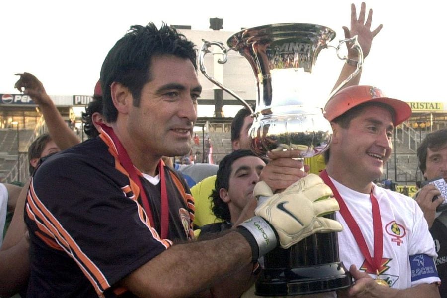 Nelson Tapia y Fernando Cornejo posan con el trofeo en el estadio Monumental.