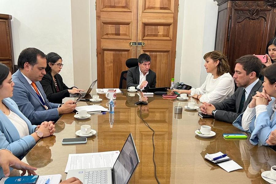 El subsecretario Manuel Monsalve en reunión con legisladores de la Región de Ñuble.