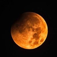 ¡Comenzó el eclipse! Todo Chile es testigo de una “Luna de Sangre”, un eclipse lunar total