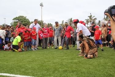 Con Elías Figueroa, en Isla de Pascua: la última jugada de Pelé fue en una cancha chilena