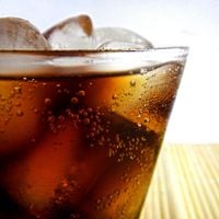 Bebidas carbonatadas: ¿qué es lo que realmente bebes cuando tomas estos burbujeantes refrescos?
