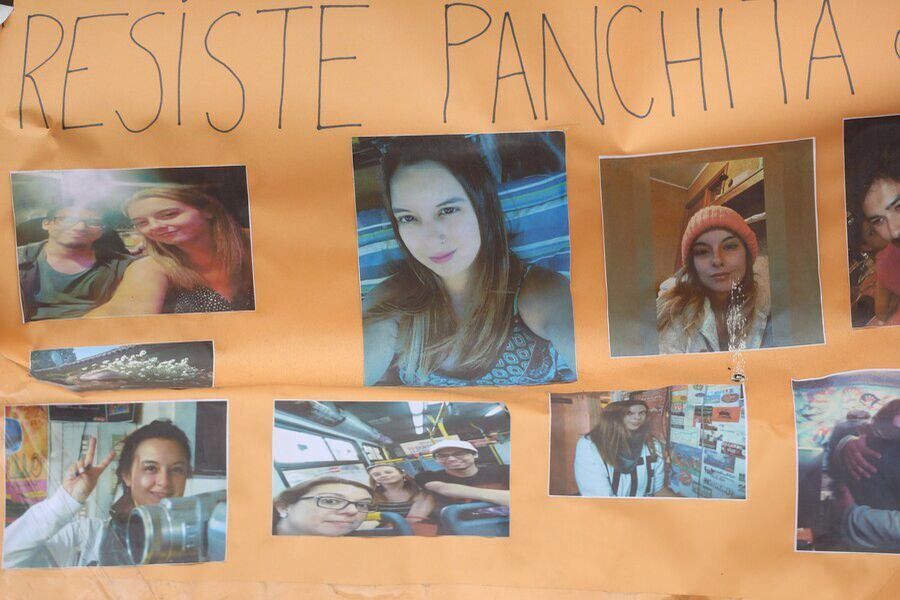 Cartel en las afueras de la ex Posta Central con fotografías de la periodista Francisca Sandoval, fallecida este jueves. La reportera fue baleada en el barrio Meiggs el 1 de mayo.