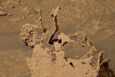 Rover de la Nasa detecta dos extrañas y desconcertantes formaciones en Marte