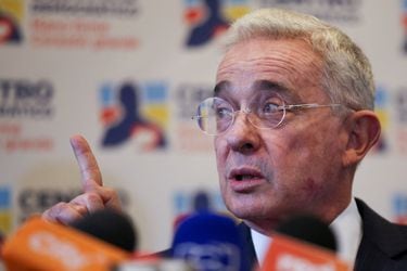 Expresidente colombiano Alvaro Uribe podría ir a juicio por manipulación de testigos y fraude