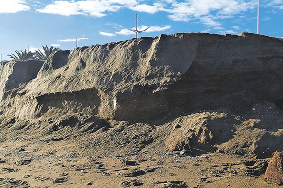 la foto muestra una playa erosionada