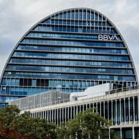 El banco español BBVA presenta millonaria oferta por su par Sabadell