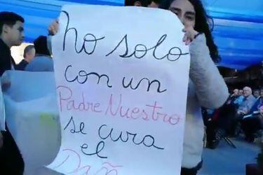 Así fue la manifestación de un grupo de jóvenes tras la renuncia de Ezzati