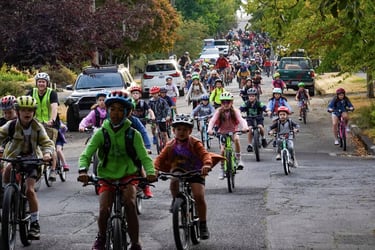 ¿Por qué algunos padres están optando por el “autobús en bicicleta” para llevar a sus hijos al colegio?