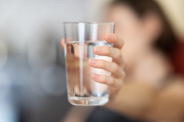 ¿Te cuesta tomar suficiente agua? Estos 7 beneficios te pueden convencer