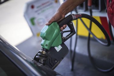 Buenas noticias para los consumidores: precios de las bencinas caerán $9,2 por litro en todas sus categorías