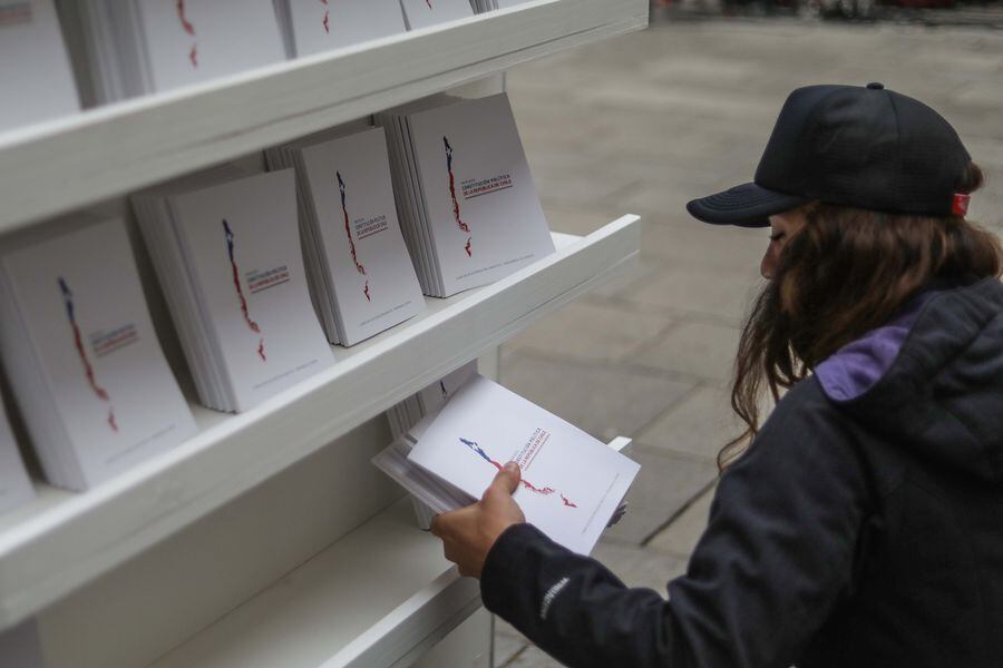 El kiosco “Chile Vota Informado”, abrió sus puertas este viernes para entregar a la ciudadanía las propuestas de texto de nueva Carta Magna del Consejo Constitucional.