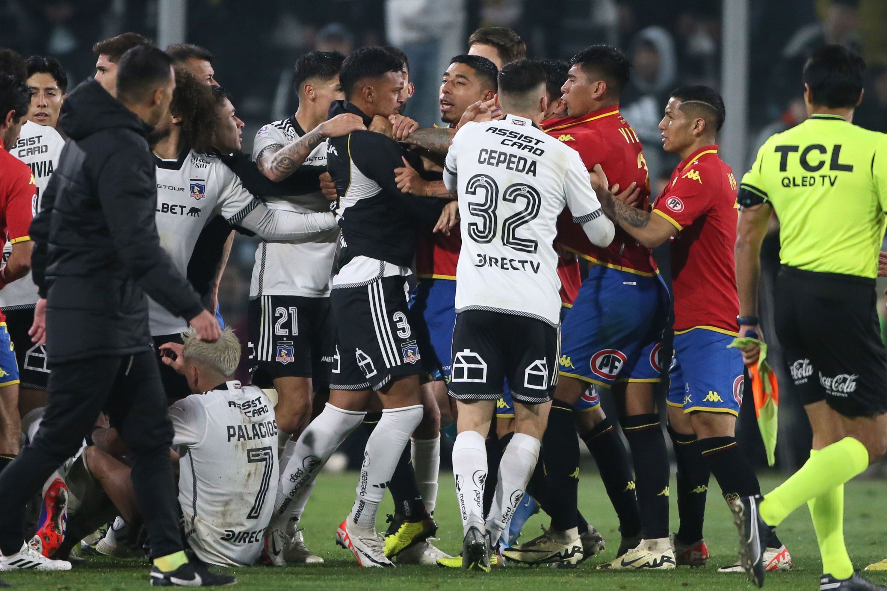 La trifulca que calentó el final del duelo entre Colo Colo y Unión Española - La Tercera