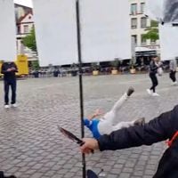 La policía alemana dispara y hiere a un hombre que atacó una manifestación de extrema derecha