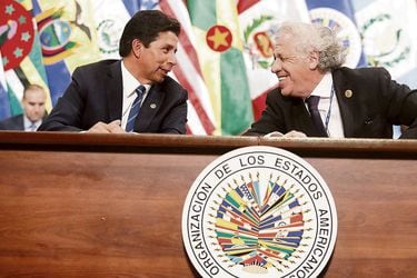 Misión de la OEA llega a Perú ante crisis política y se reúne con Pedro Castillo