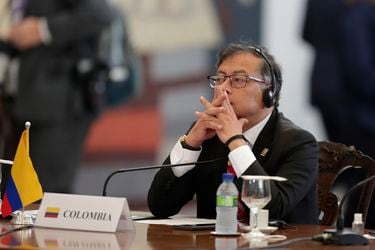 Escándalo de escuchas telefónicas pone en riesgo reformas del gobierno de Petro en Colombia
