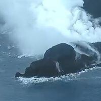 Isla japonesa formada por una erupción volcánica submarina continúa creciendo
