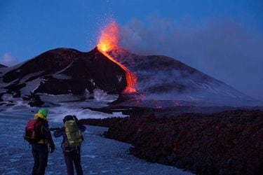 Volcán Etna entra en erupción y autoridades cierran aeropuerto de Catania