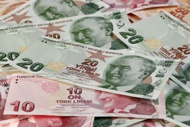 La lira turca se debilita tras que Erdogan resultó reelecto como presidente de Turquía
