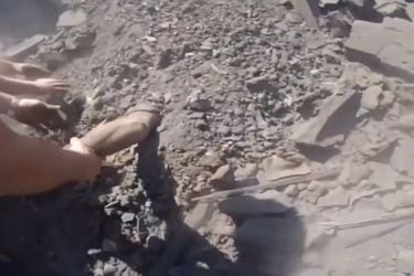 Rescatan a un hombre entre los escombros tras un ataque ruso