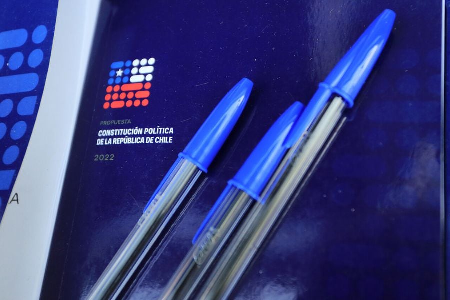 Imagenes de lapices de pasta azules, color permitido para ejercer el derecho a voto durante el plebiscito constitucional este dia domingo.
FOTO: LUKAS SOLIS/AGENCIAUNO