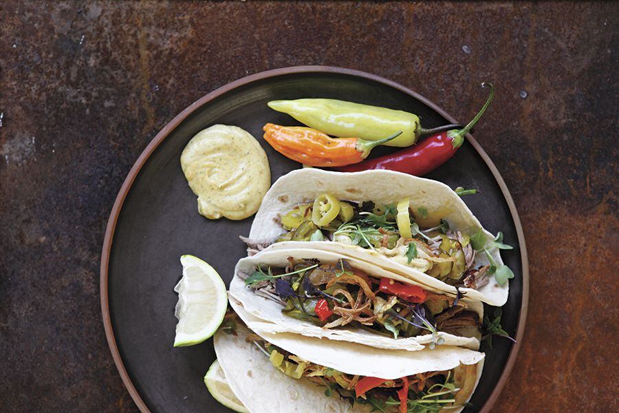 Tacos-de-mechada-con-encurtido-y-mayonesa