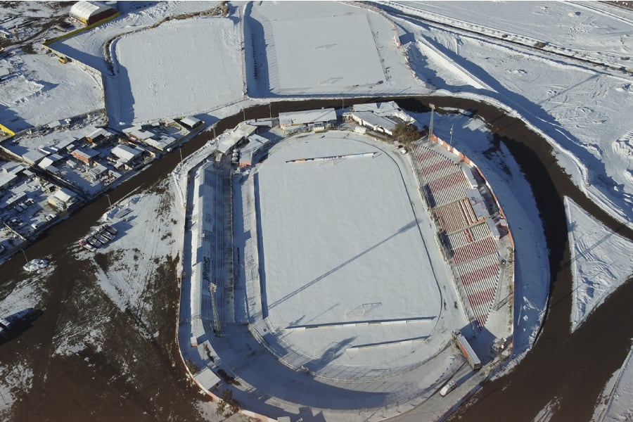 Foto del Estadio El Cobre de El Salvador con nieve, horas antes del duelo entre Cobresal y La Calera. Foto: Twitter oficial Cobresa.