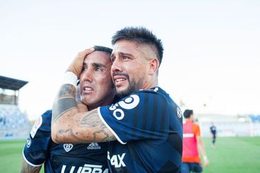 Osvaldo González y Ramón Arias celebran la permanencia de la U en Primera División