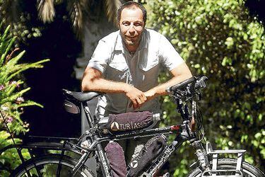Gürkan Genç (turco que recorre el mundo en bicicleta)