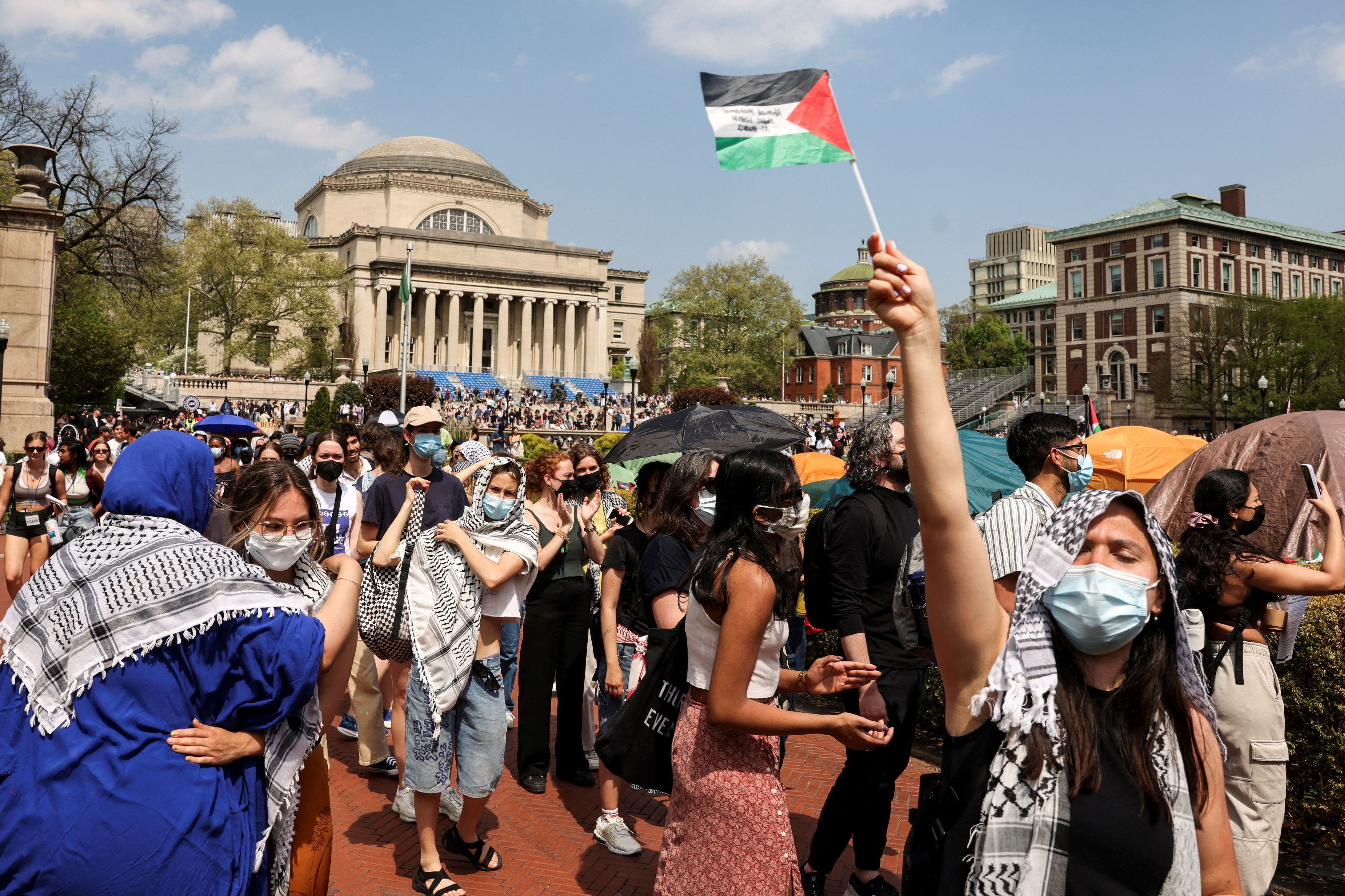 Estudiantes marchan y se manifiestan en el campus de la Universidad de Columbia en apoyo a un campamento de protesta que apoya a los palestinos, en Nueva York, el 29 de abril de 2024. Foto: Reuters