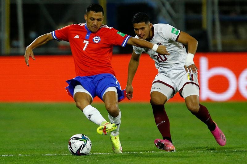 Alexis Sánchez lleva el balón ante un venezolano. Sigue minuto a minuto el partido de Chile contra Venezuela, por las clasificatorias a Qatar 2022.