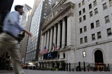 Wall Street cierra con pérdidas tras mensajes de la Fed, pero la Bolsa de Santiago se desmarca de la tendencia