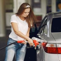 ¿Sufre con el alza de la bencina? Tips para mejorar el rendimiento del auto