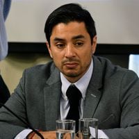 Diputado Álvaro Carter (UDI) se retira de responso en memoria de carabineros asesinados y acusa que el gobierno quiere “blanquear su imagen” 